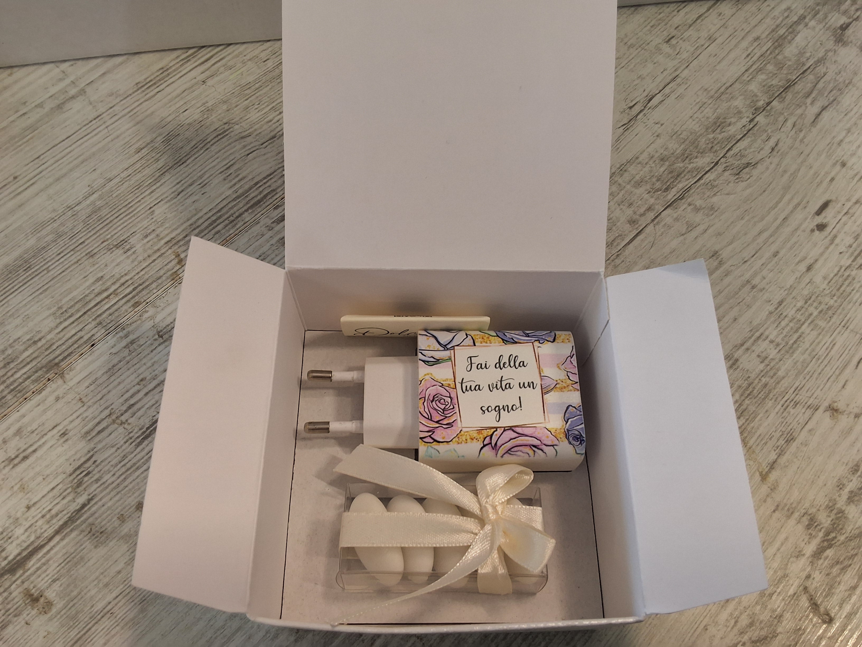 Caricatore USB Multiplo Floreale 9x4,7 cm con 3 Porte – Bomboniera Confezionata con Scatola e Confetti