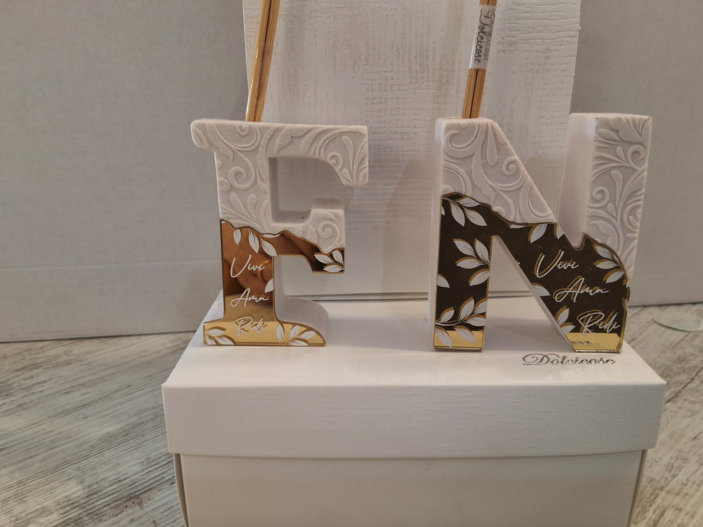 Profumatore Iniziale in Pietra 7,5x7 cm con Dettagli Oro – Bomboniera Personalizzata Confezionata con Scatola e Confetti