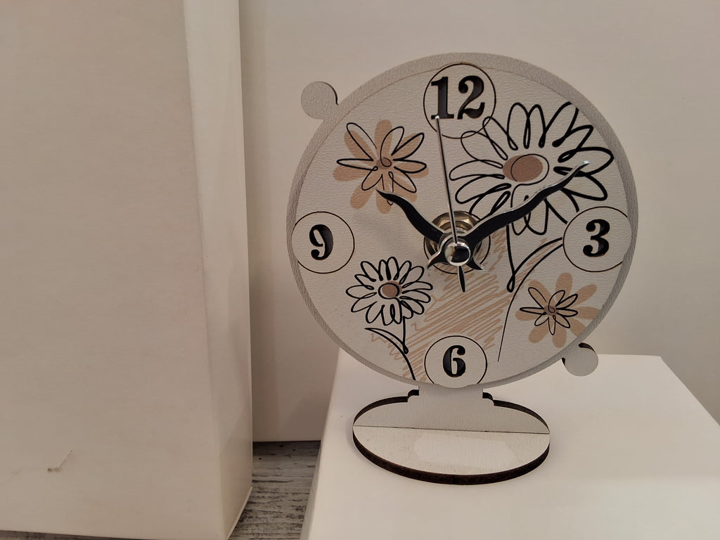 Bomboniera Orologio in Legno da Tavolo Fiori e Margherite (9x11 cm) – Completa di Scatola e Confetti