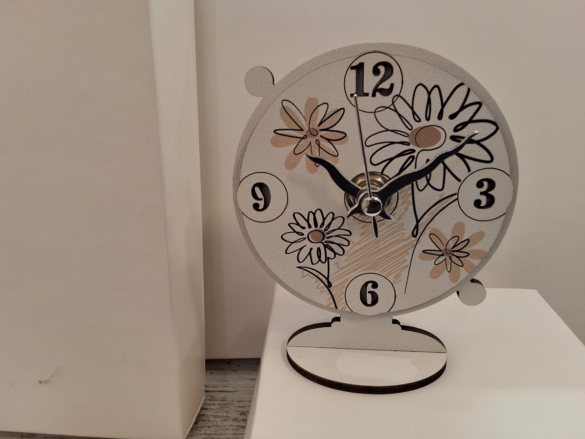 Bomboniera Orologio in Legno da Tavolo Fiori e Margherite (9x11 cm) – Completa di Scatola e Confetti