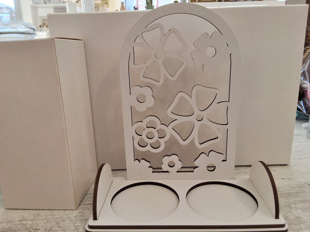 Bomboniera Portabicchiere Doppio in Legno Traforato Fiori (19x21 cm) – Completa di Scatola e Confetti