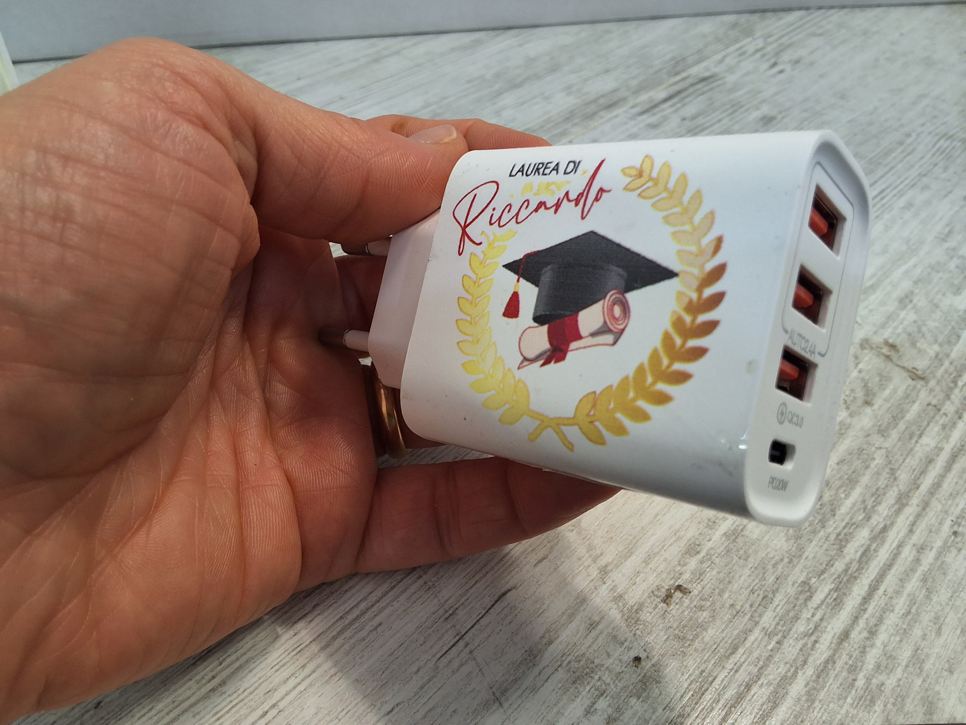 Caricatore USB Multiplo Personalizzabile Tema Laurea 9x4,7 cm con 3 Porte – Bomboniera Confezionata con Scatola e Confetti