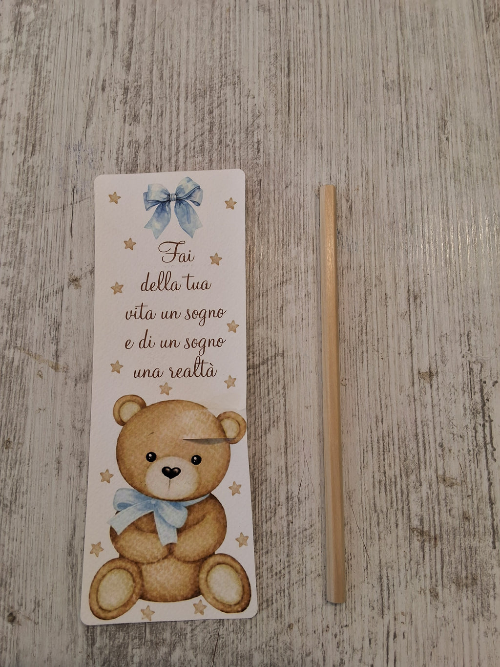 Segnalibro Segnaposto con Matita in Legno Orsetto Azzurro - 7x19 cm (Min. 50 pezzi)
