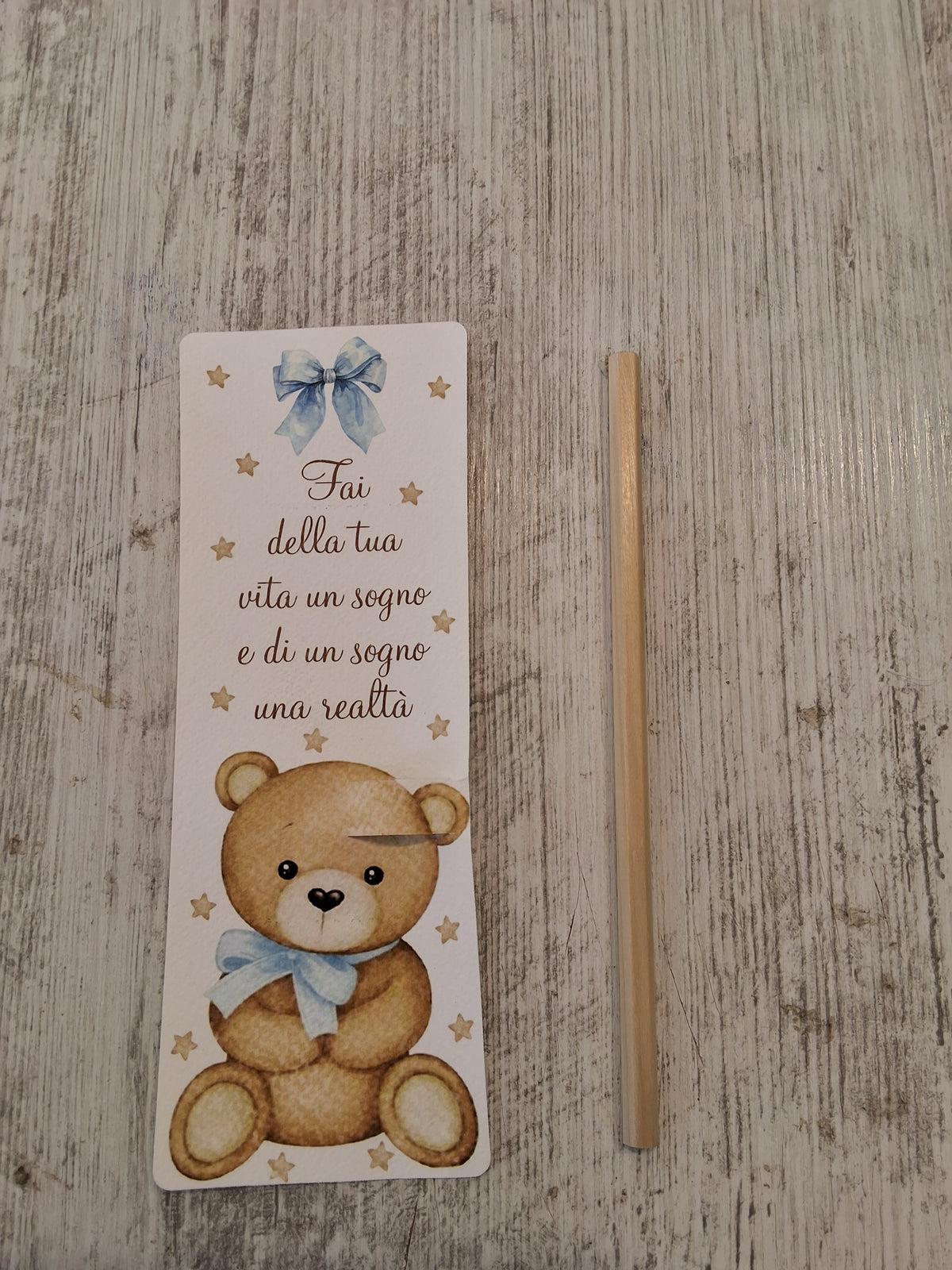 Segnalibro Segnaposto con Matita in Legno Orsetto Azzurro - 7x19 cm (Min. 50 pezzi)