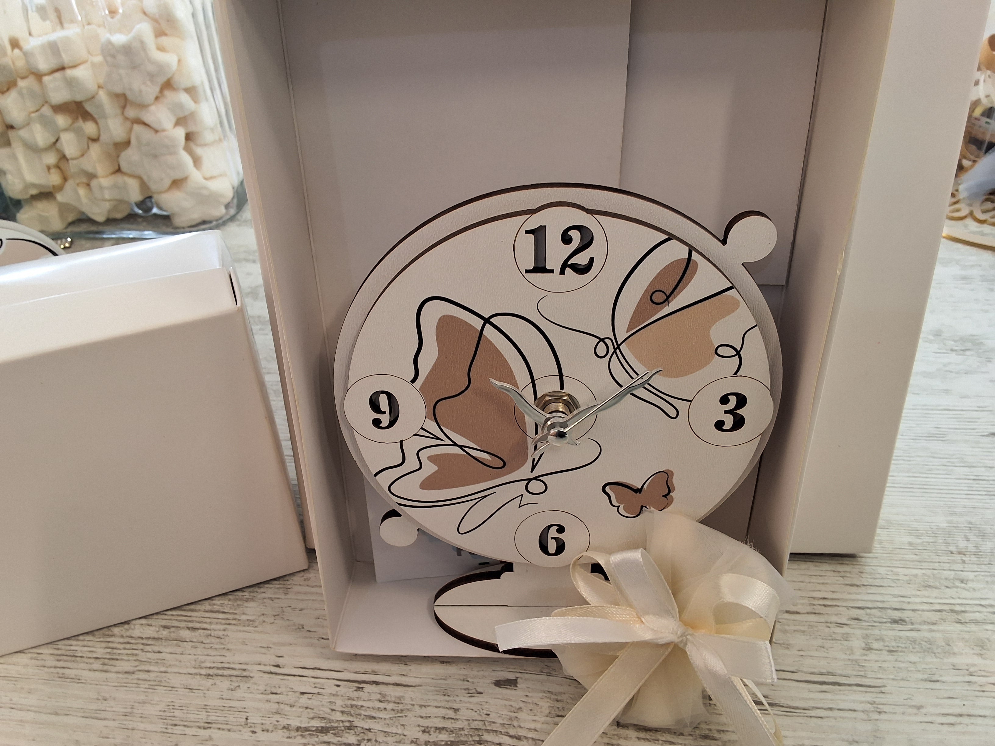 Bomboniera Orologio in Legno da Tavolo Farfalle Misura Grande (15x13 cm) – Completa di Scatola e Confetti
