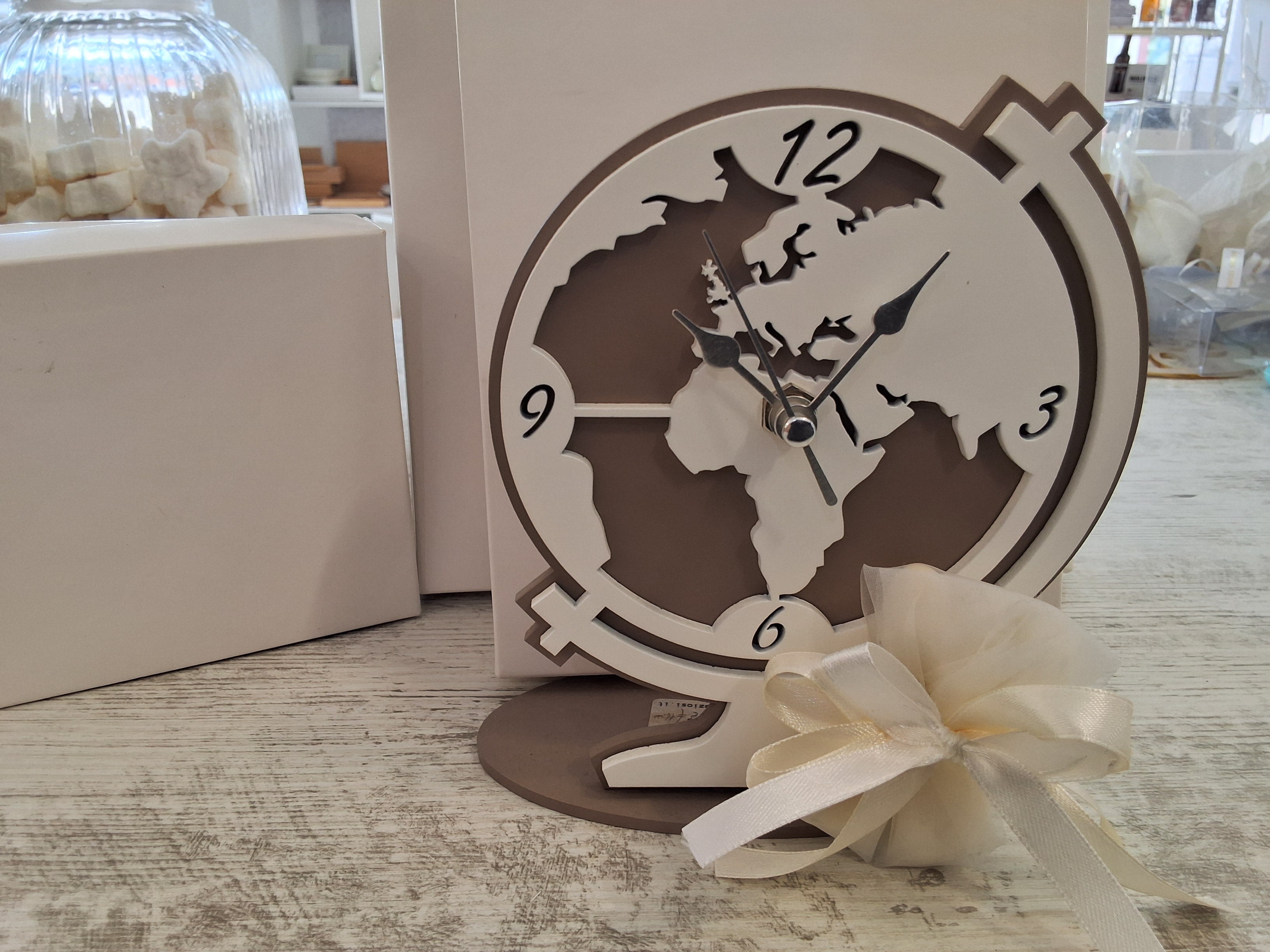 Bomboniera Orologio in Legno da Tavolo Mappamondo / Globostilizzato (13x15,5 cm) – Completa di Scatola e Confetti