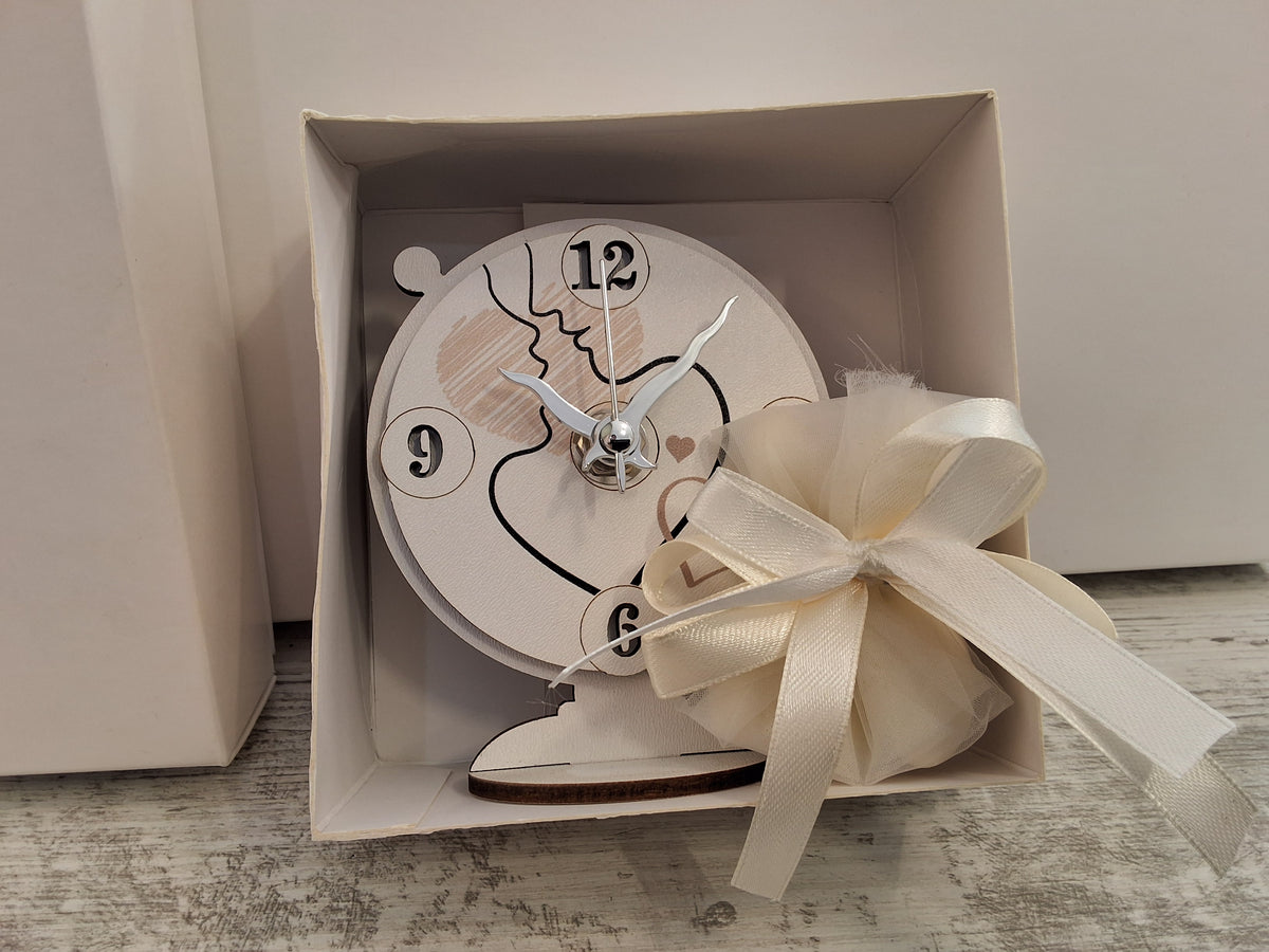 Bomboniera Orologio in Legno da Tavolo Sposi / Volti con Cuori (9x11 cm) – Completa di Scatola e Confetti
