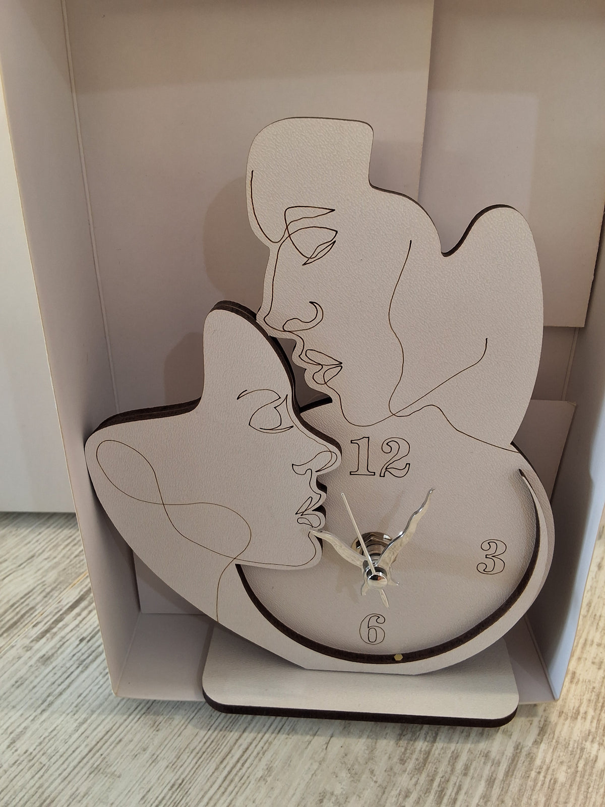 Bomboniera Orologio in Legno da Tavolo Sagomato Sposi (24×20) – Completa di Scatola e Confetti
