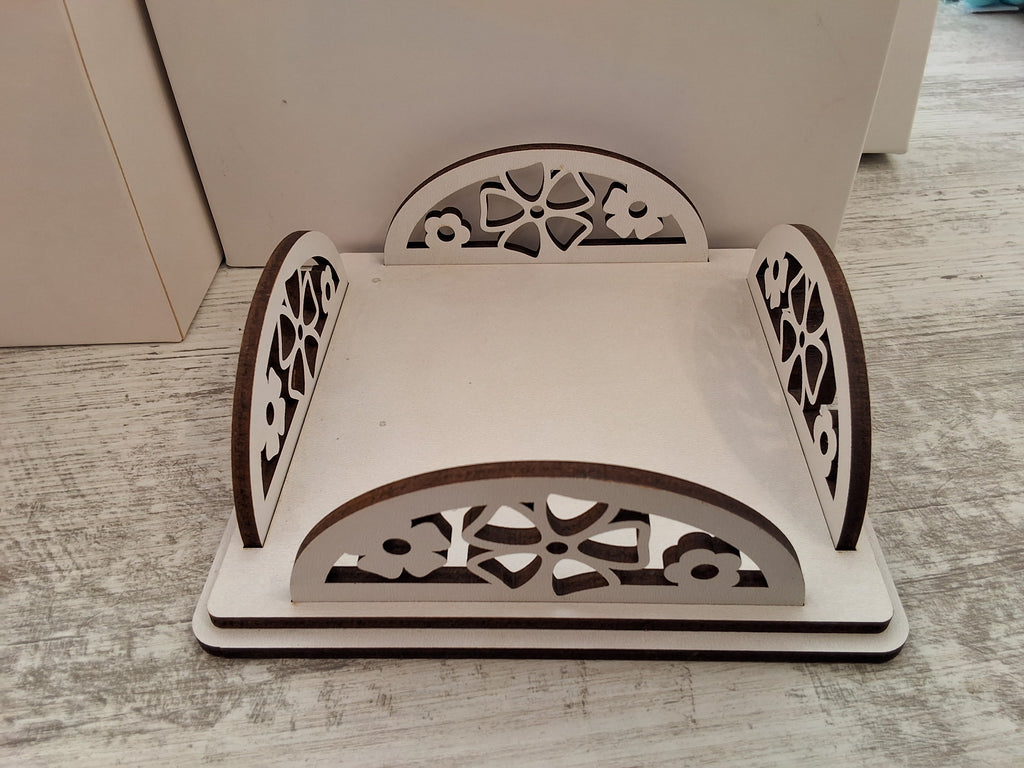 Bomboniera Portatovaglioli Orizzontale da Tavolo in Legno Traforato (15x15x5 cm) – Completa di Scatola e Confetti