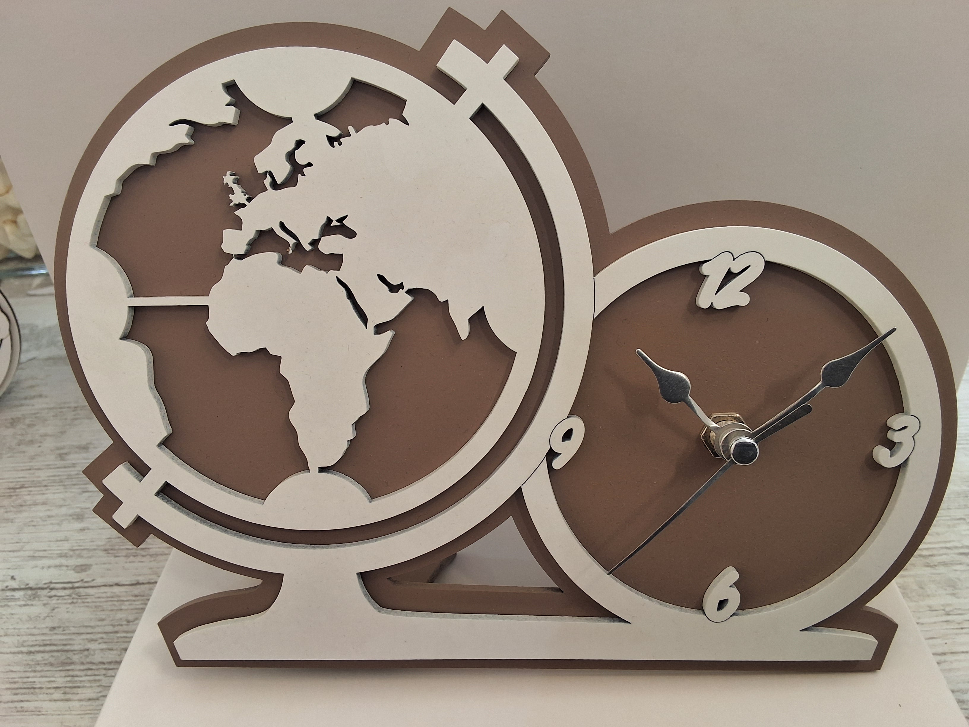 Bomboniera Orologio in Legno da Tavolo Mappamondo Grande Orizzontale (21x15,5 cm) – Completa di Scatola e Confetti