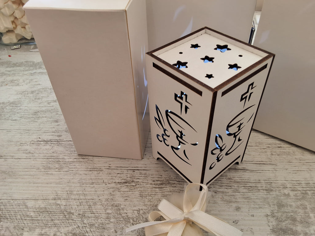 Bomboniera Lampada da Tavolo in Legno Traforata Calice e Sacro (7,5x7,5x14 cm) – Completa di Scatola e Confetti