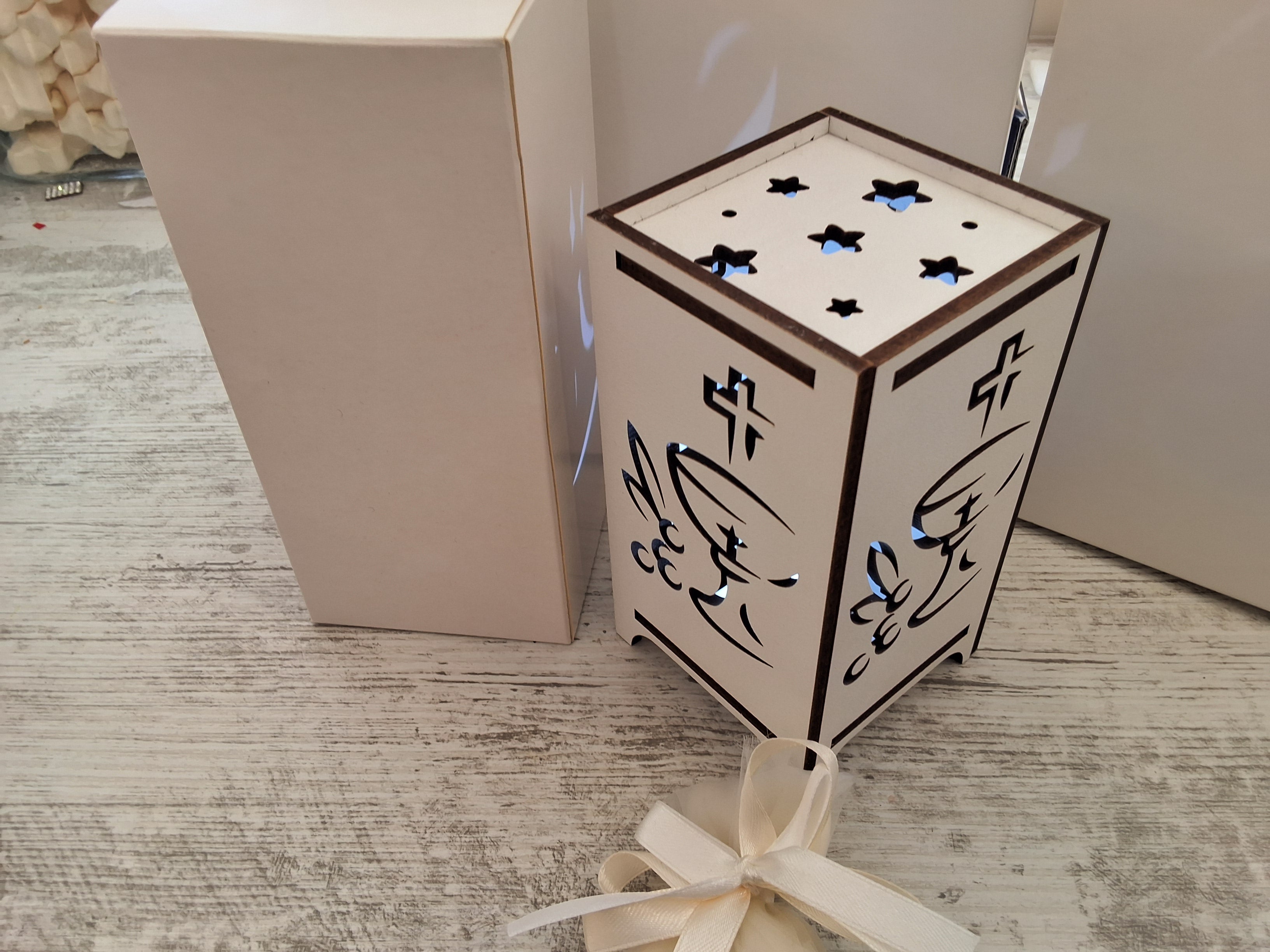 Bomboniera Lampada da Tavolo in Legno Traforata Calice e Sacro (7,5x7,5x14 cm) – Completa di Scatola e Confetti