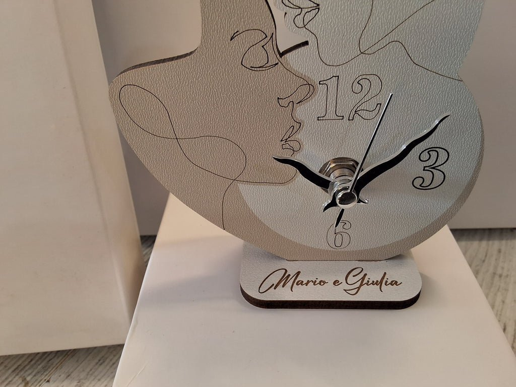 Bomboniera Orologio in Legno da Tavolo Sagomato Sposi (10x13 cm) – Completa di Scatola e Confetti