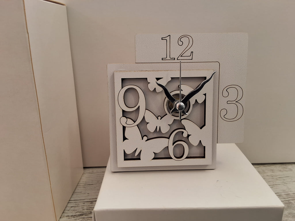 Bomboniera Orologio Squadrato in Legno Traforato Farfalle (10x10 cm) – Completa di Scatola e Confetti