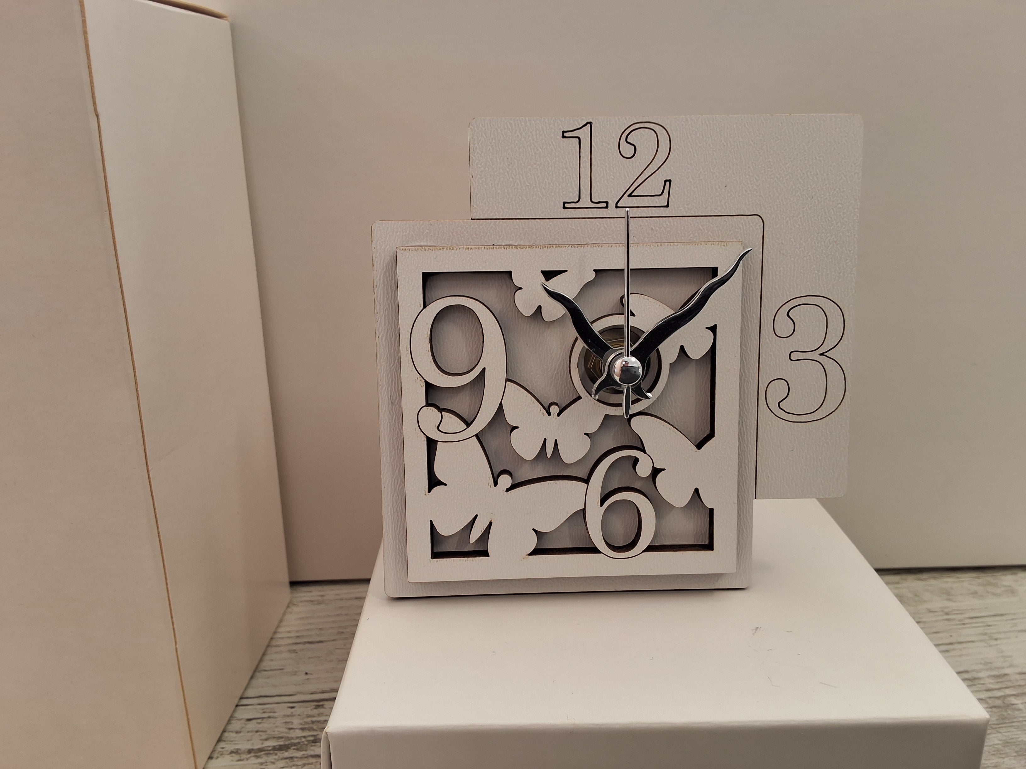 Bomboniera Orologio Squadrato in Legno Traforato Farfalle (10x10 cm) – Completa di Scatola e Confetti