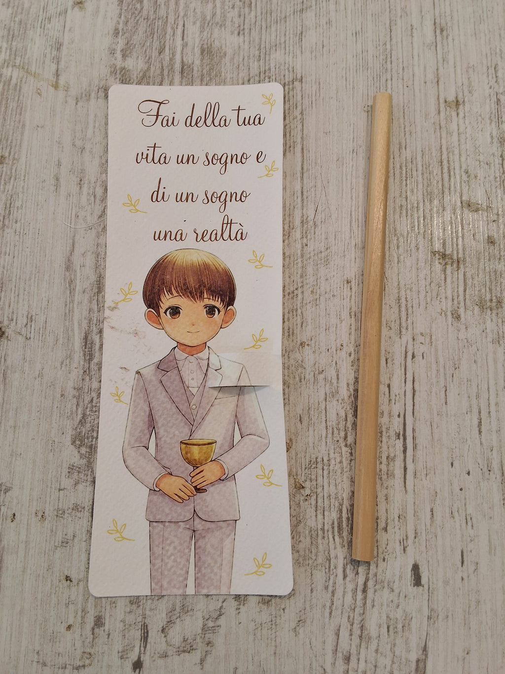 Segnalibro Segnaposto Prima Comunione Bimbo con Matita in Legno - 7x19 cm (Min. 50 pezzi)