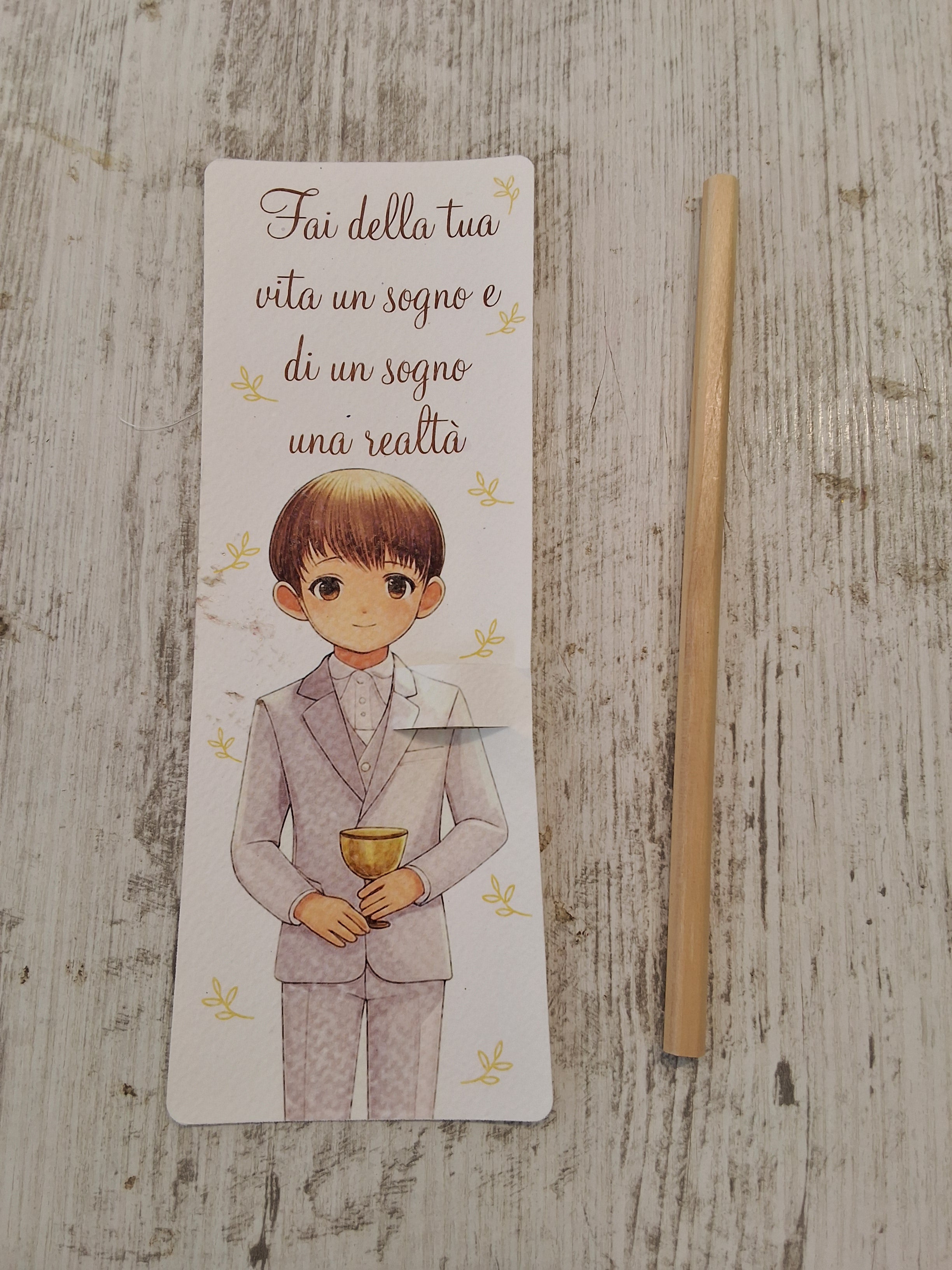 Segnalibro Segnaposto Prima Comunione Bimbo con Matita in Legno - 7x19 cm (Min. 50 pezzi)