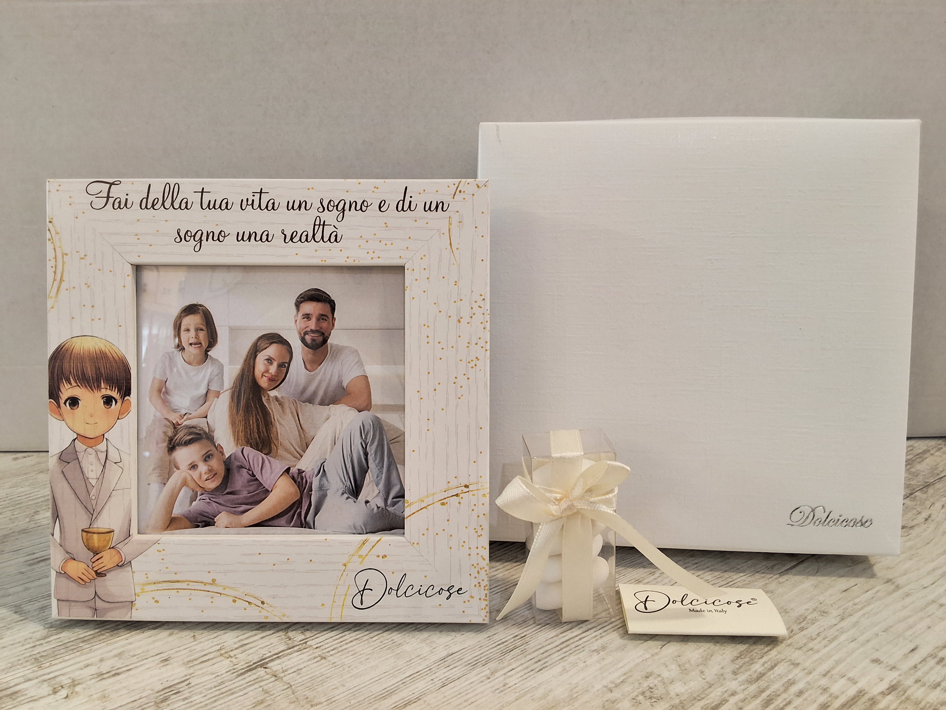 Portafoto Prima Comunione Bimbo 15x15 cm in Legno "Dolcicose" – Bomboniera Confezionata con Scatola e Confetti