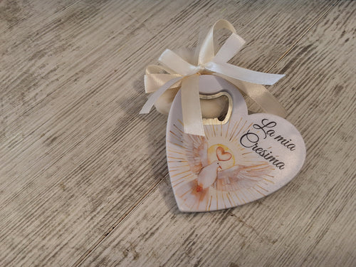 Bomboniera Apribottiglie a Cuore Santa Cresima in Resina (8,5x8 cm) – Completa e Personalizzabile