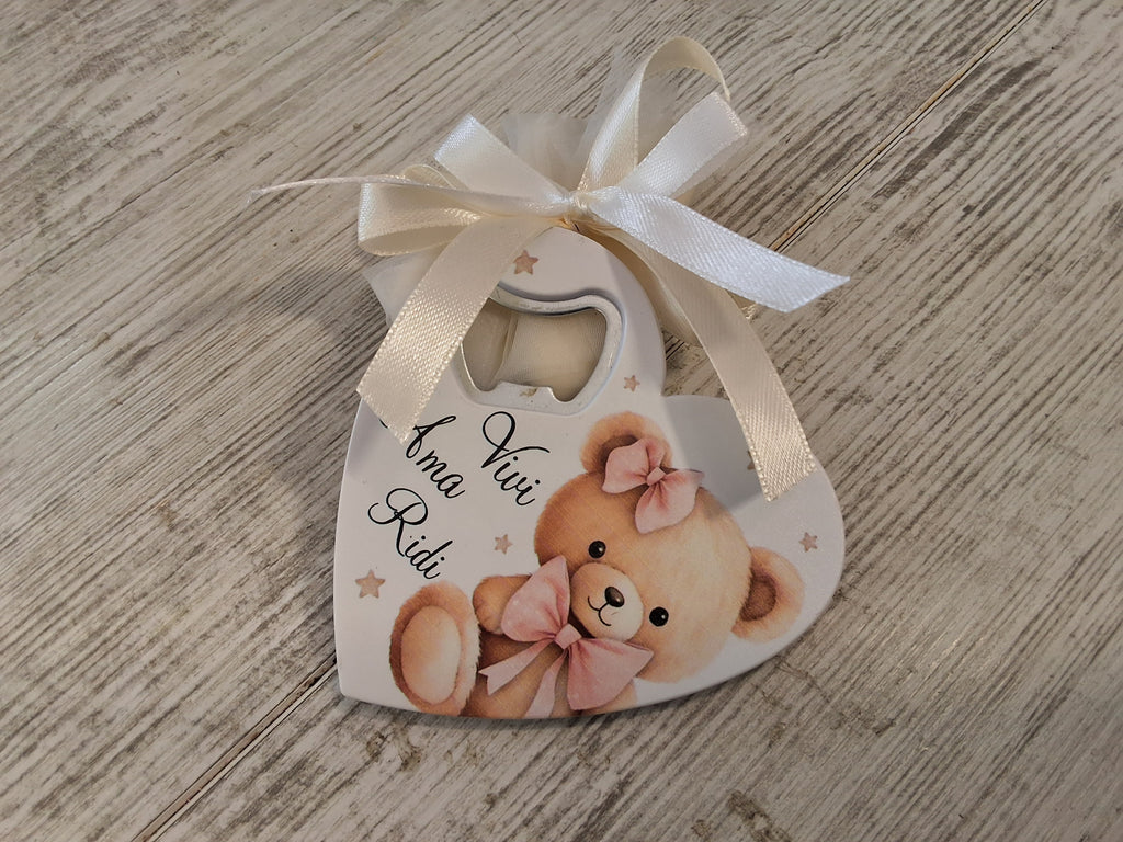 Bomboniera Apribottiglie a Cuore Orsetta in Resina (8,5x8 cm) – Completa e Personalizzabile per Battesimo e Nascita Bimba