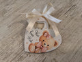 Bomboniera Apribottiglie a Cuore Orsetta in Resina (8,5x8 cm) – Completa e Personalizzabile per Battesimo e Nascita Bimba