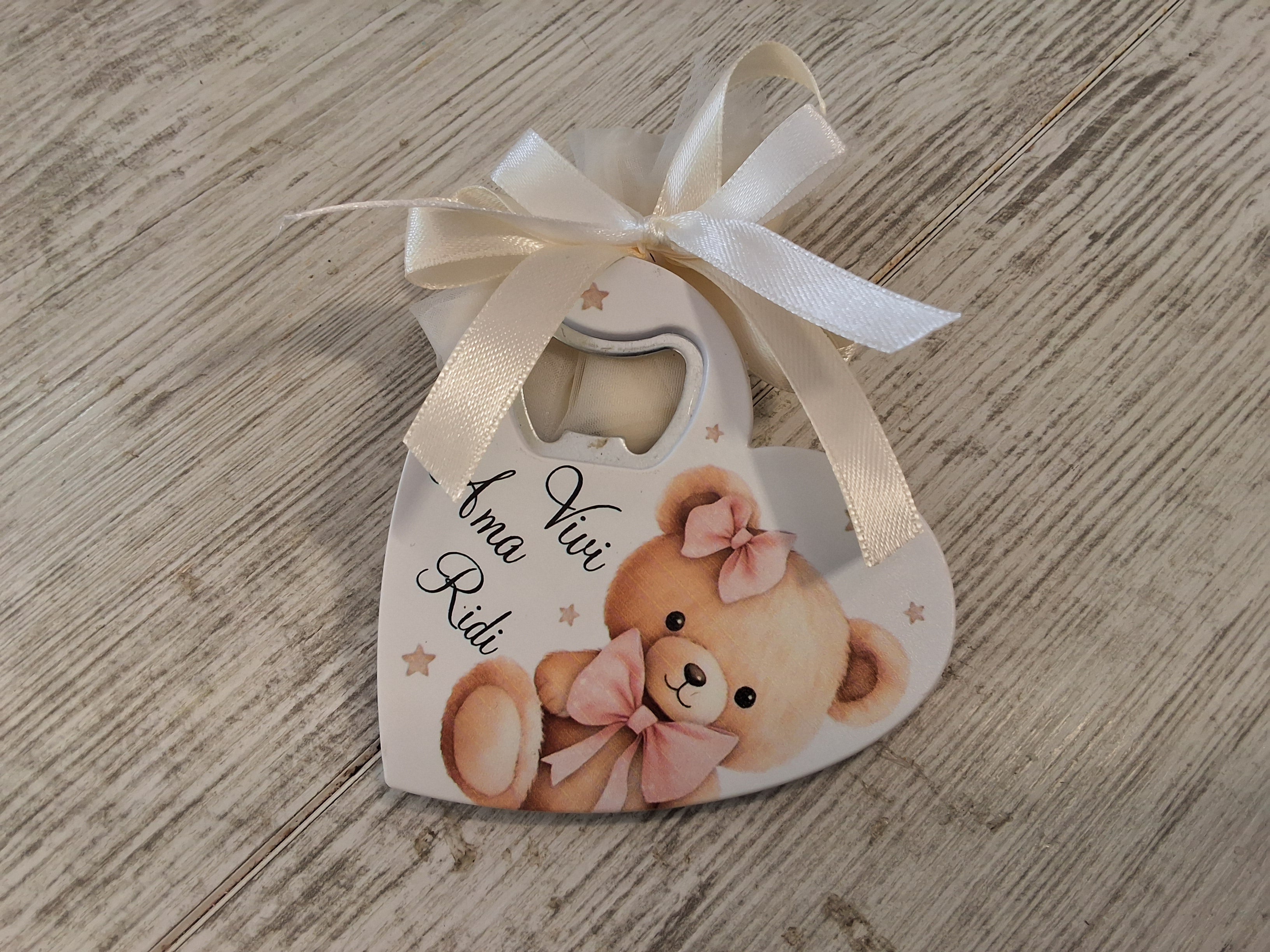 Bomboniera Apribottiglie a Cuore Orsetta in Resina (8,5x8 cm) – Completa e Personalizzabile per Battesimo e Nascita Bimba