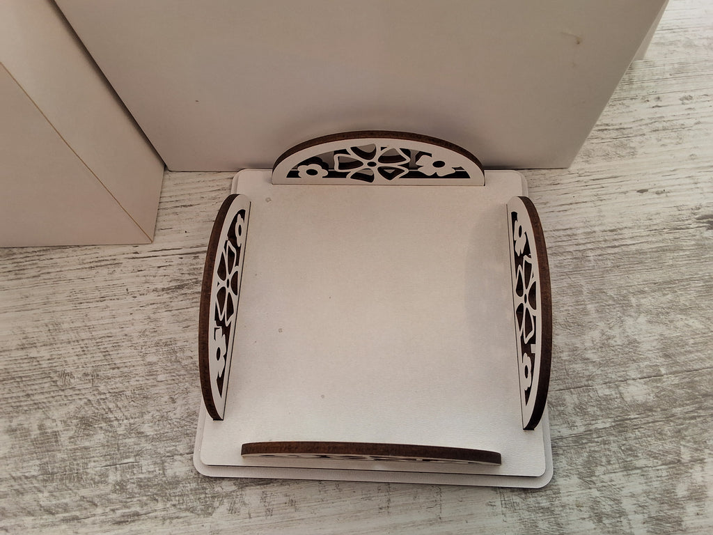 Bomboniera Portatovaglioli Orizzontale da Tavolo in Legno Traforato (15x15x5 cm) – Completa di Scatola e Confetti