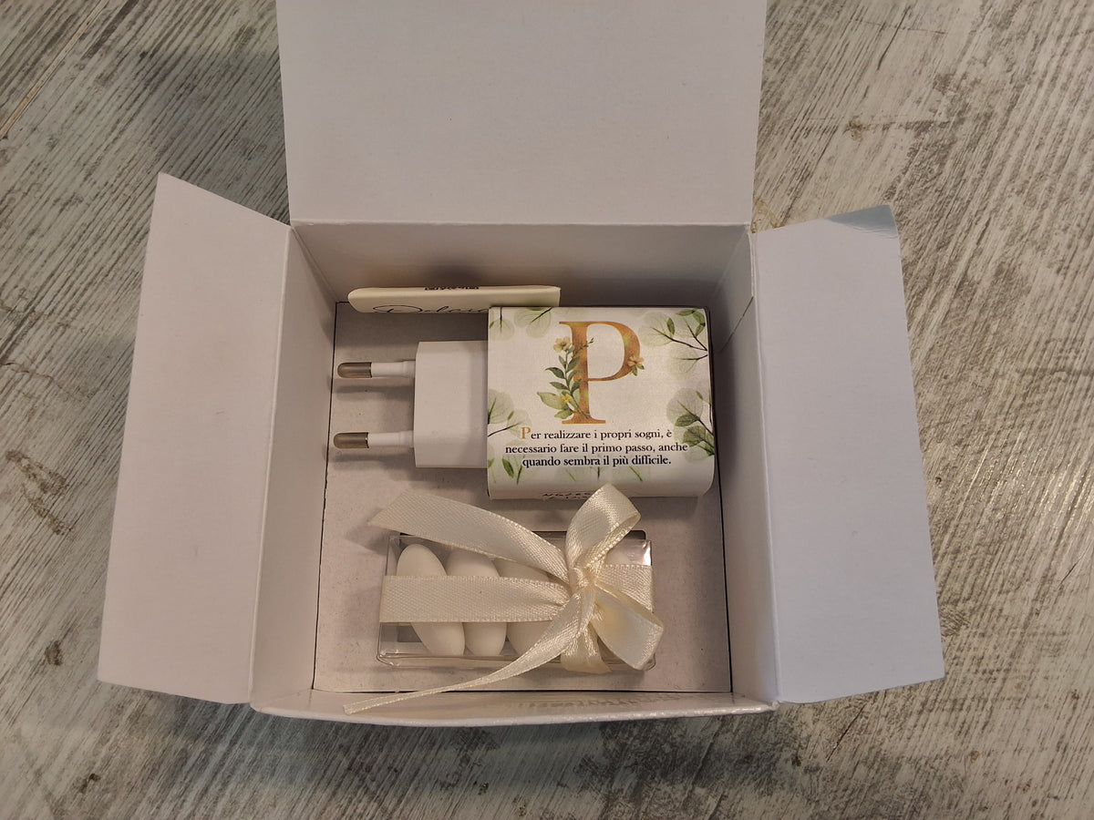 Caricatore USB Multiplo Iniziale e Frase 9x4,7 cm con 3 Porte – Bomboniera Personalizzata Confezionata con Scatola e Confetti