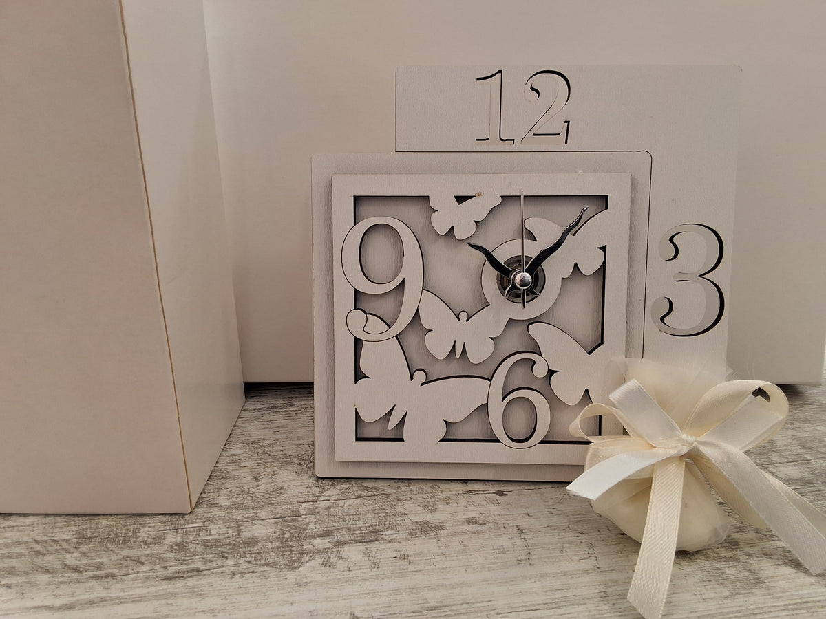 Bomboniera Orologio Squadrato Grande in Legno Traforato Farfalle (15x15 cm) – Completa di Scatola e Confetti