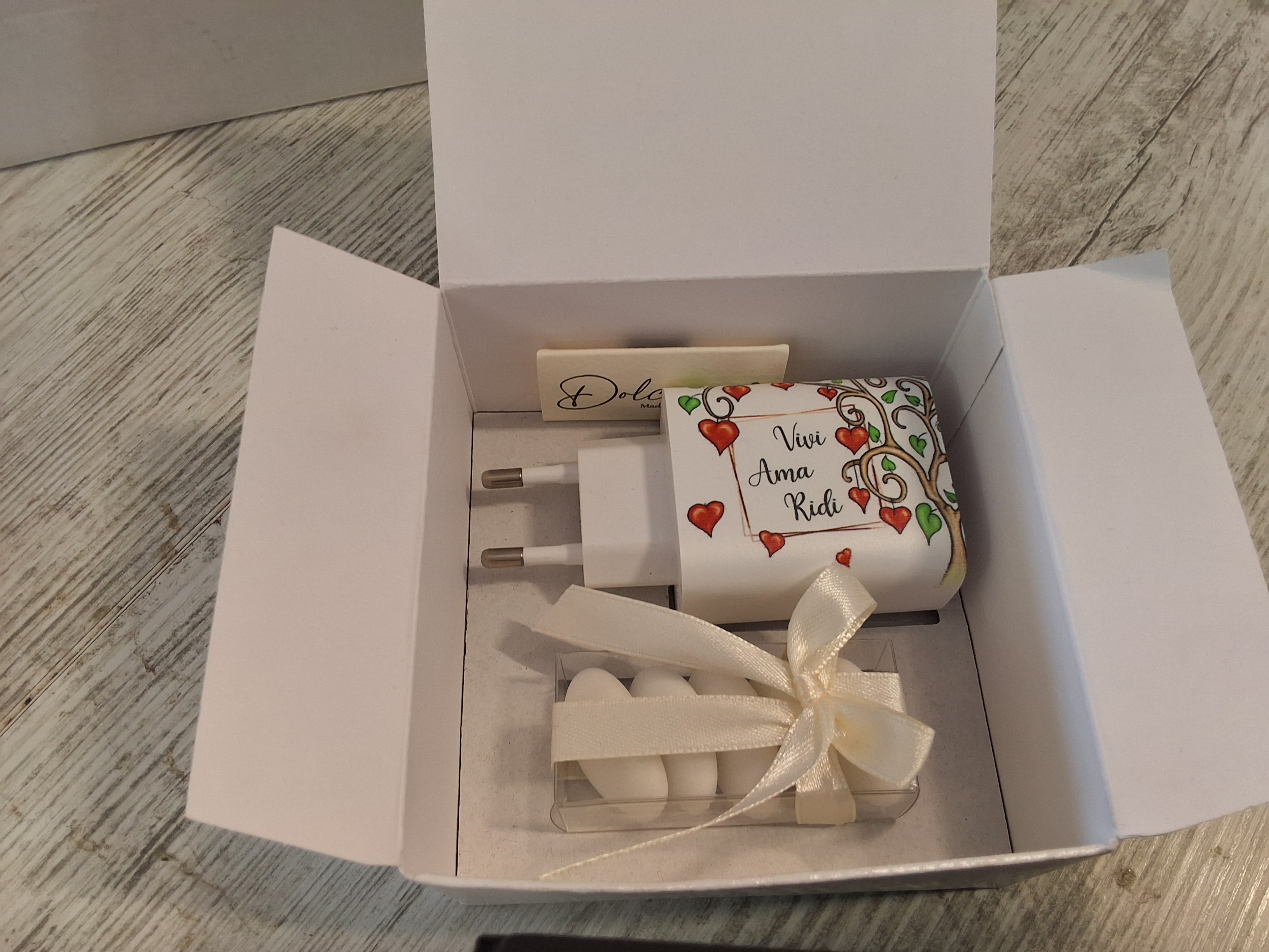 Caricatore USB Multiplo Albero della Vita 9x4,7 cm con 3 Porte – Bomboniera Confezionata con Scatola e Confetti