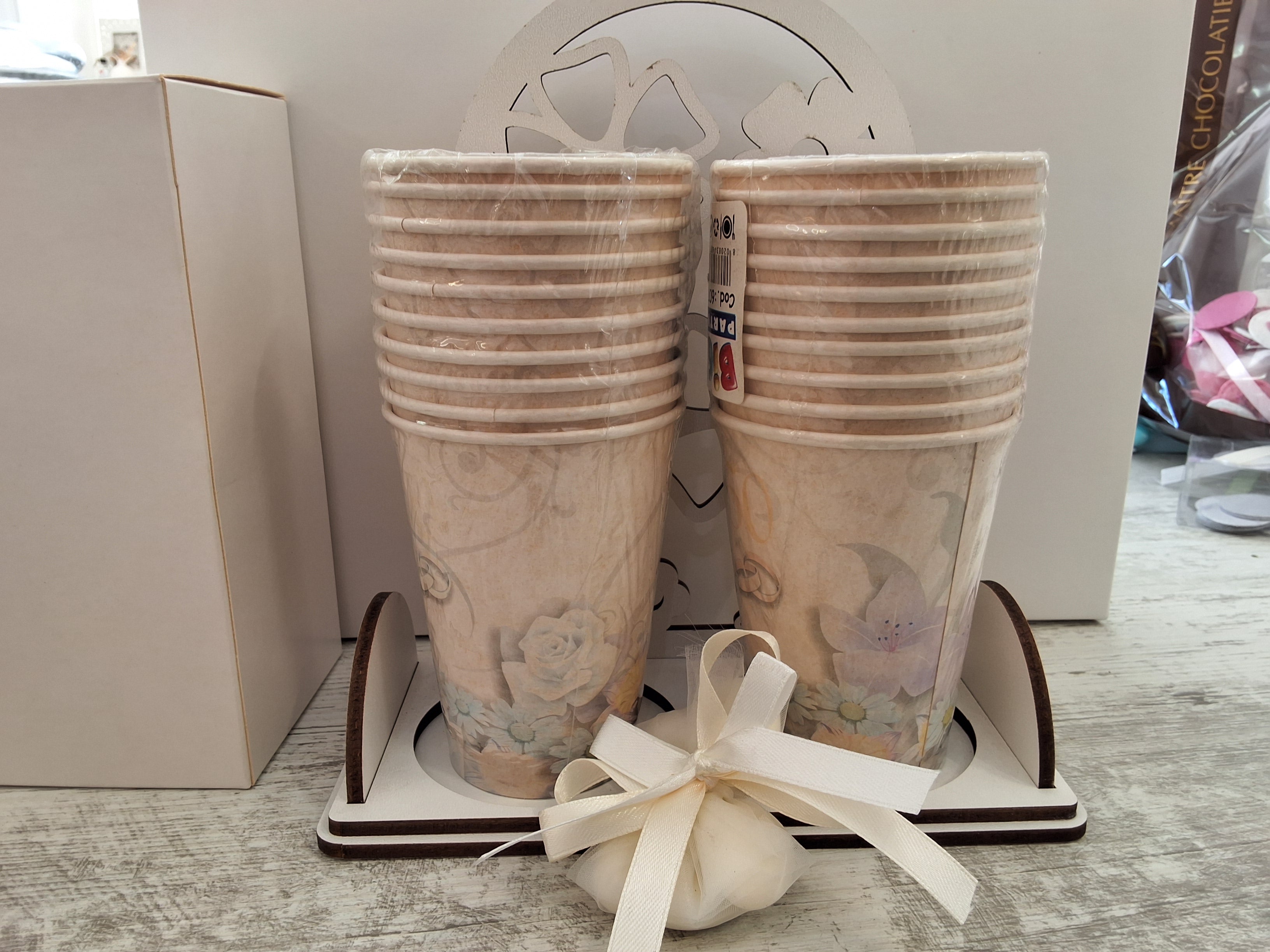 Bomboniera Portabicchiere Doppio in Legno Traforato Fiori (19x21 cm) – Completa di Scatola e Confetti