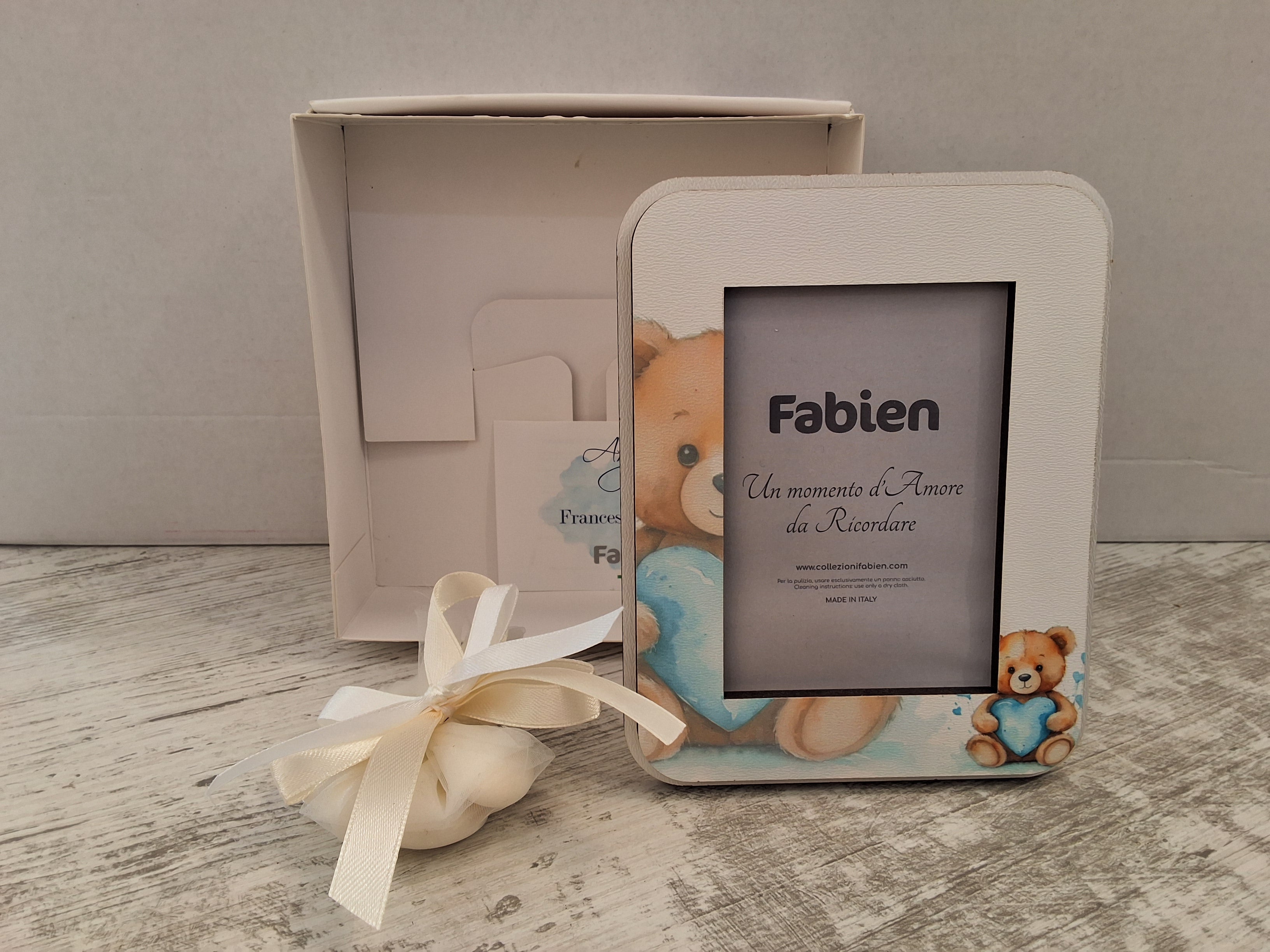 Portafoto in Legno Orsetto con Cuore Azzurro "Fabien" - Completo di Scatola e Sacchetto Confetti