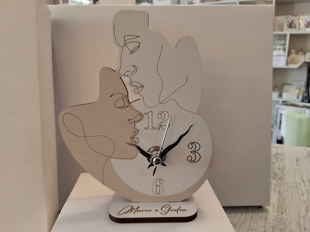 Bomboniera Orologio in Legno da Tavolo Sagomato Sposi (24×20) – Completa di Scatola e Confetti