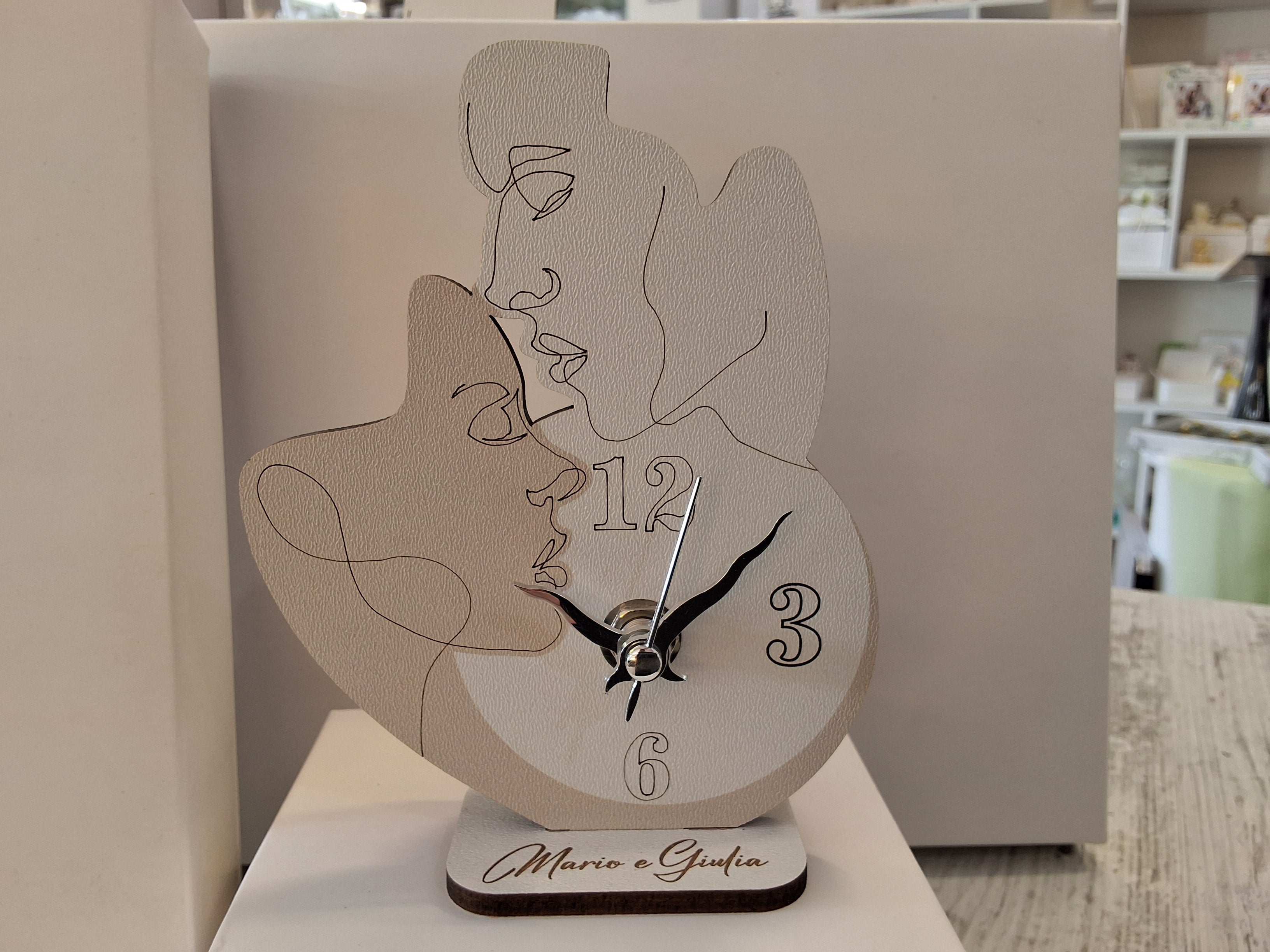 Bomboniera Orologio in Legno da Tavolo Sagomato Sposi (24×20) – Completa di Scatola e Confetti