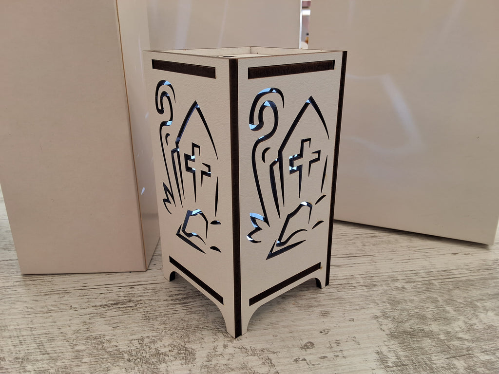Bomboniera Lampada da Tavolo in Legno Traforata Simboli Cresima / Mitra e Bastone Pastorale (7,5x7,5x14 cm) – Completa di Scatola e Confetti