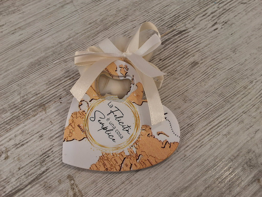 Bomboniera Apribottiglie Cuore Tema Viaggio con Mappamondo e Frase "La Felicità è una cosa Semplice" – Con Confezione e Confetti Inclusi