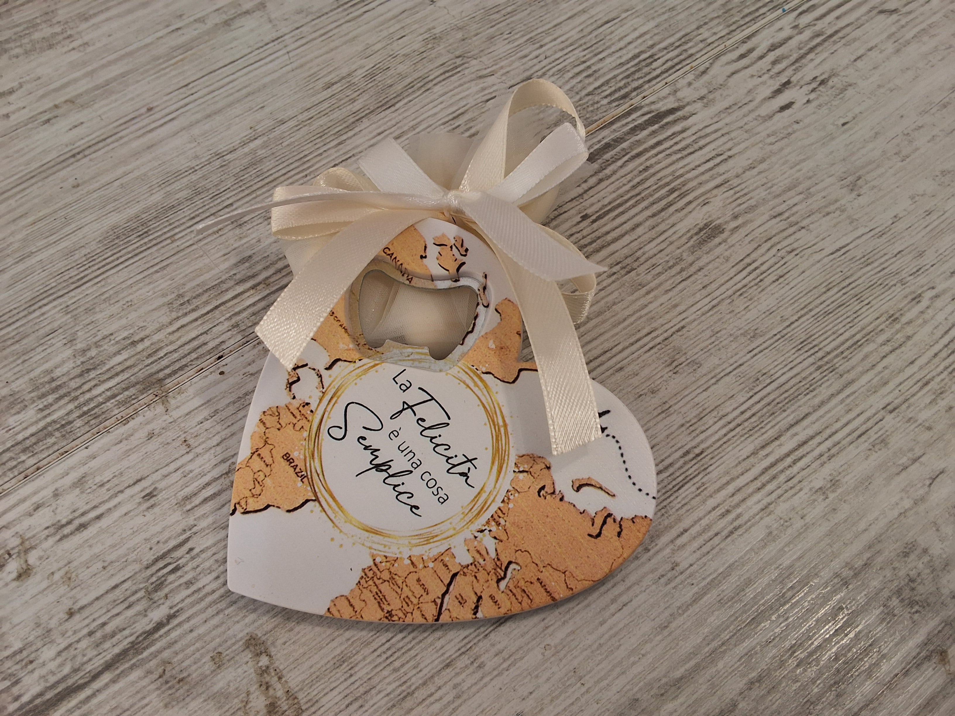 Bomboniera Apribottiglie Cuore Tema Viaggio con Mappamondo e Frase "La Felicità è una cosa Semplice" – Con Confezione e Confetti Inclusi