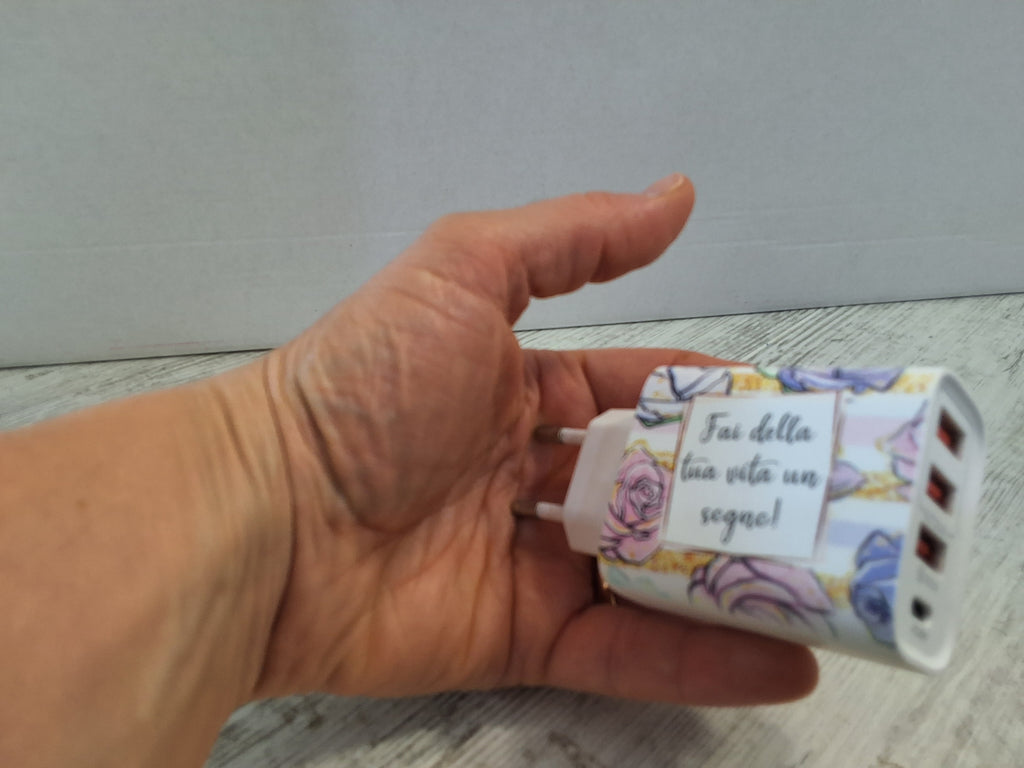 Caricatore USB Multiplo Floreale 9x4,7 cm con 3 Porte – Bomboniera Confezionata con Scatola e Confetti