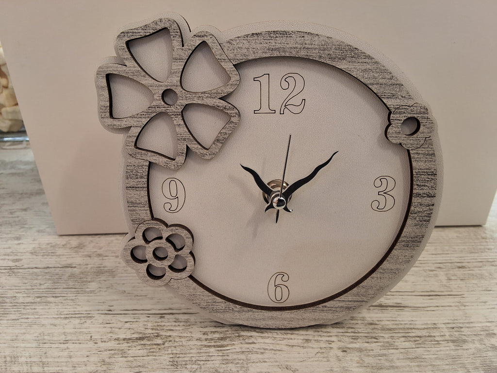 Bomboniera Orologio Tondo in Legno con Fiori in Rilievo (15,5x15,5 cm) – Completa di Scatola e Confetti