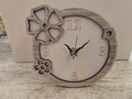 Bomboniera Orologio Tondo in Legno con Fiori in Rilievo (15,5x15,5 cm) – Completa di Scatola e Confetti