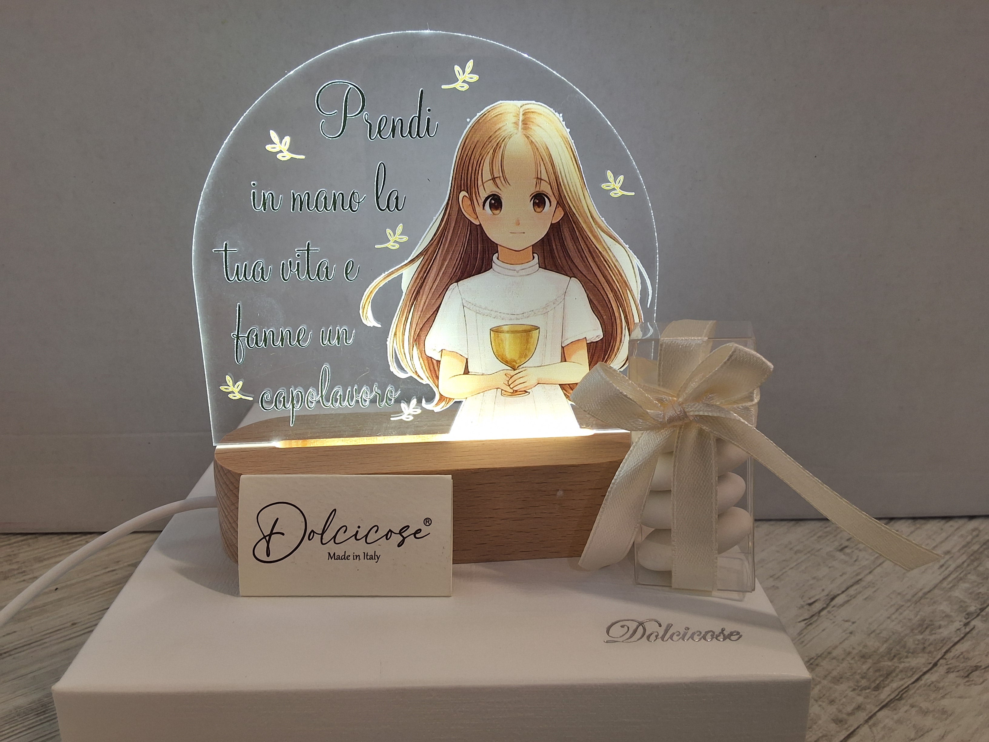 Lampada LED Prima Comunione Bimba in Legno e Plexiglas – Bomboniera Confezionata con Scatola e Confetti