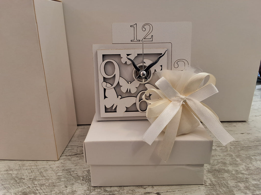 Bomboniera Orologio Squadrato in Legno Traforato Farfalle (10x10 cm) – Completa di Scatola e Confetti