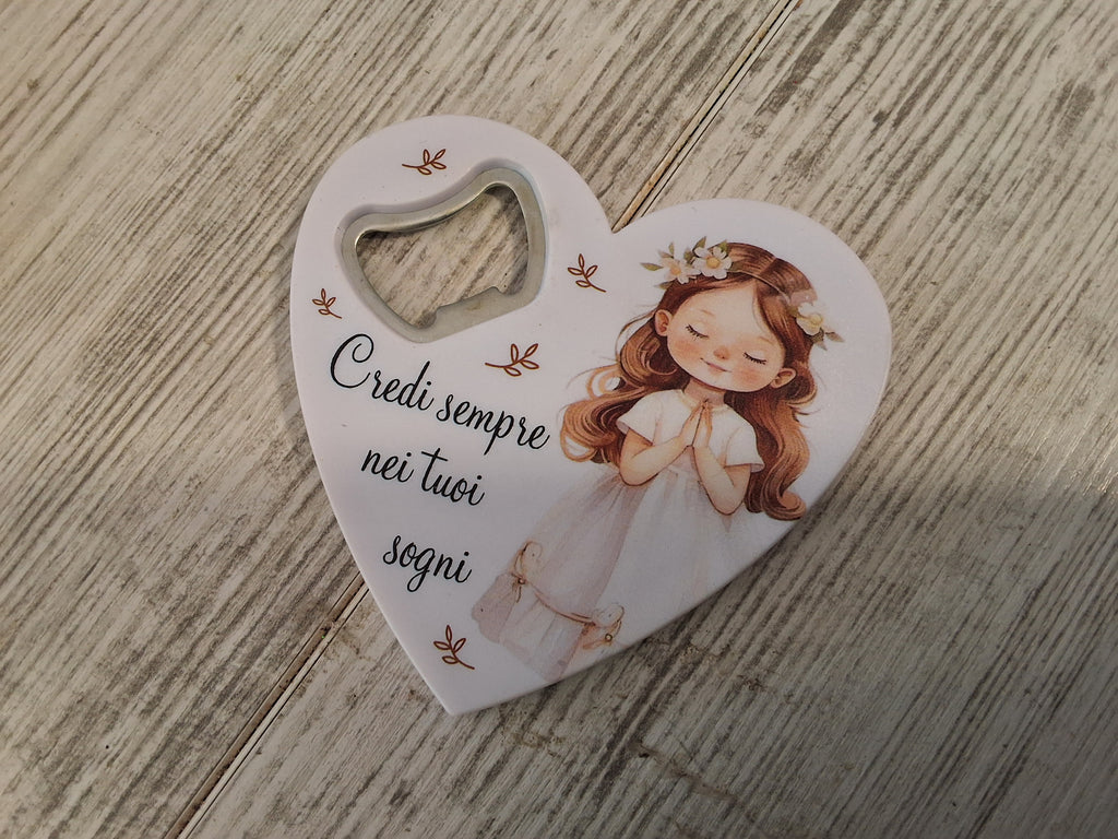 Bomboniera Apribottiglie a Cuore Prima Comunione Bimba in Resina (8,5x8 cm) – Completa e Personalizzabile