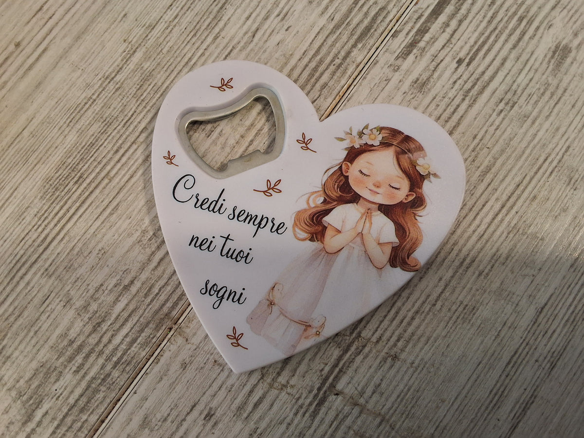 Bomboniera Apribottiglie a Cuore Prima Comunione Bimba in Resina (8,5x8 cm) – Completa e Personalizzabile