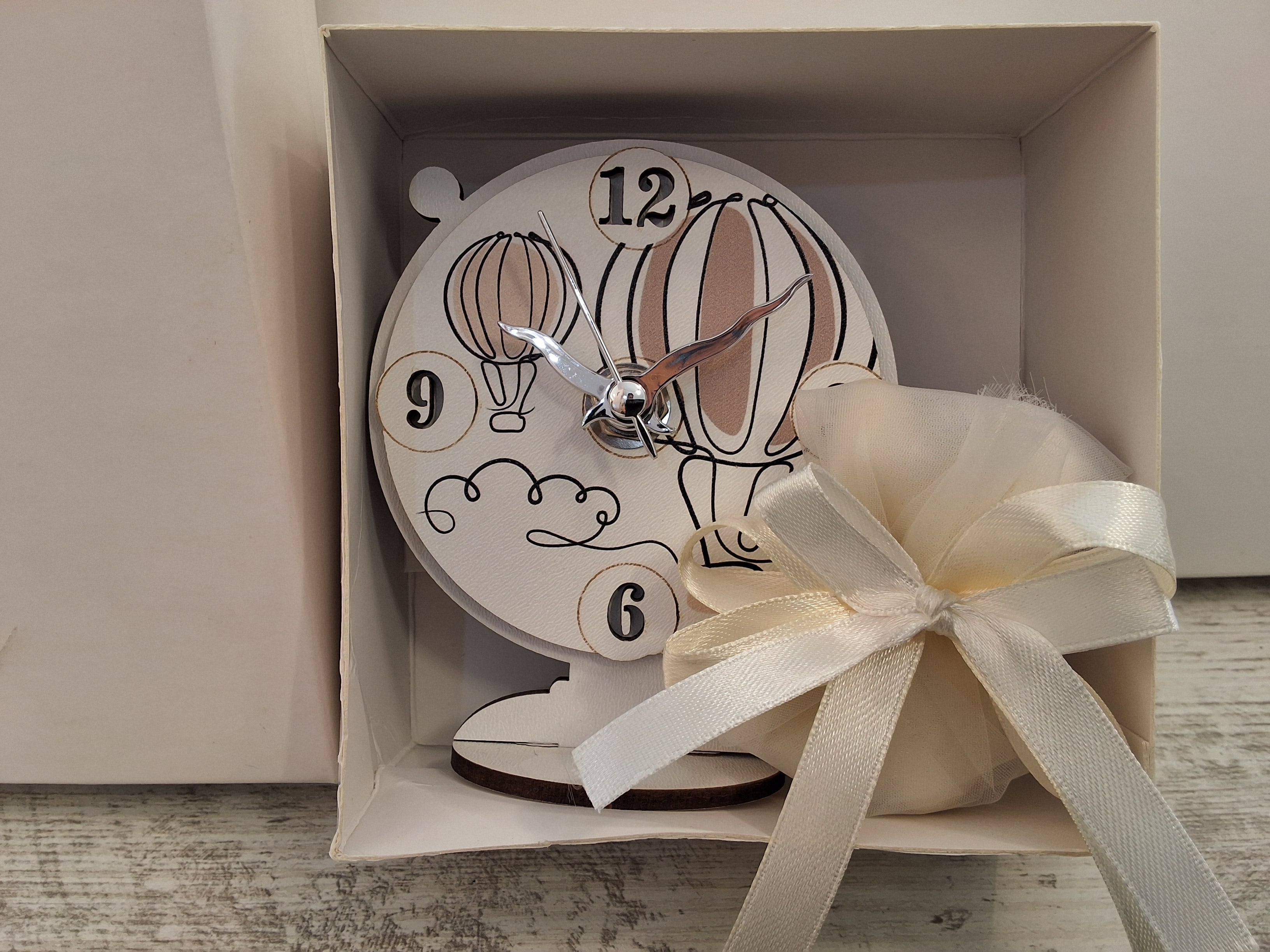 Bomboniera Orologio in Legno da Tavolo Mongolfiere (9x11 cm) – Completa di Scatola e Confetti