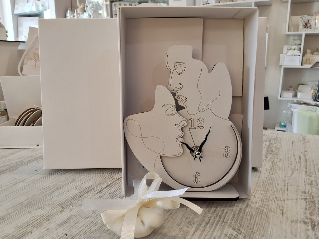 Bomboniera Orologio in Legno da Tavolo Sagomato Sposi (13x17 cm) – Completa di Scatola e Confetti