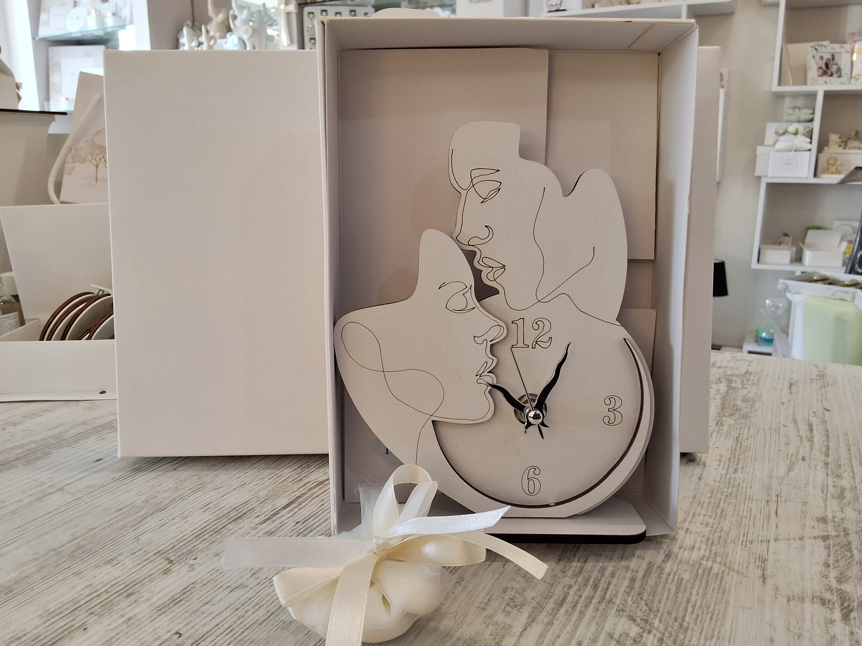 Bomboniera Orologio in Legno da Tavolo Sagomato Sposi (13x17 cm) – Completa di Scatola e Confetti