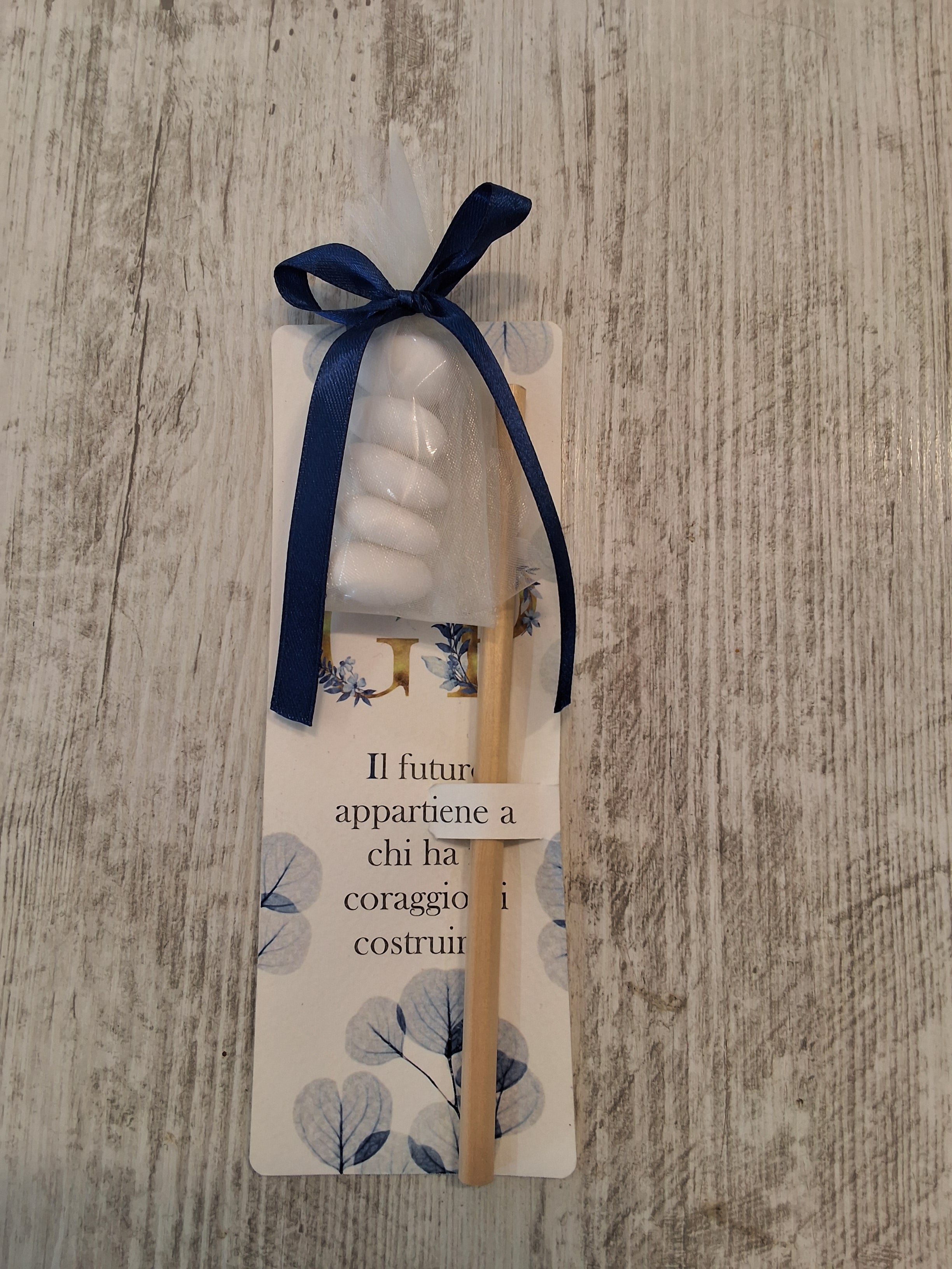 Segnalibro Segnaposto con Iniziale, Matita e 5 Confetti al Cioccolato - 7x19 cm (Min. 50 pezzi)