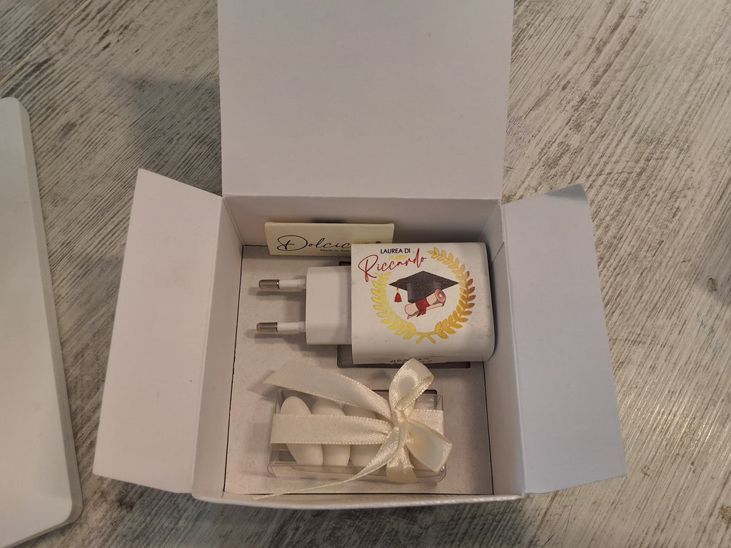 Caricatore USB Multiplo Personalizzabile Tema Laurea 9x4,7 cm con 3 Porte – Bomboniera Confezionata con Scatola e Confetti