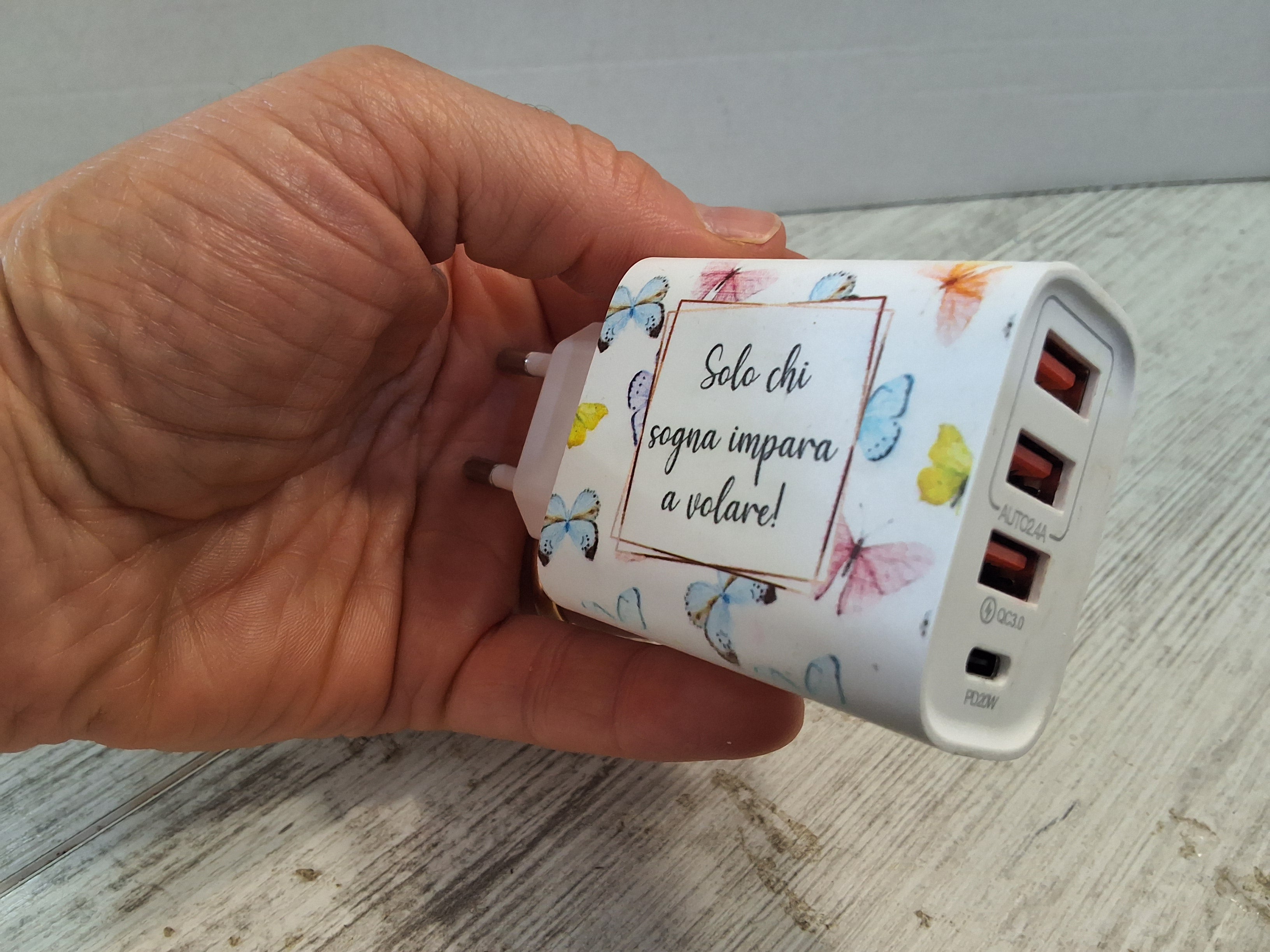 Caricatore USB Multiplo Farfalle 9x4,7 cm con 3 Porte – Bomboniera Confezionata con Scatola e Confetti